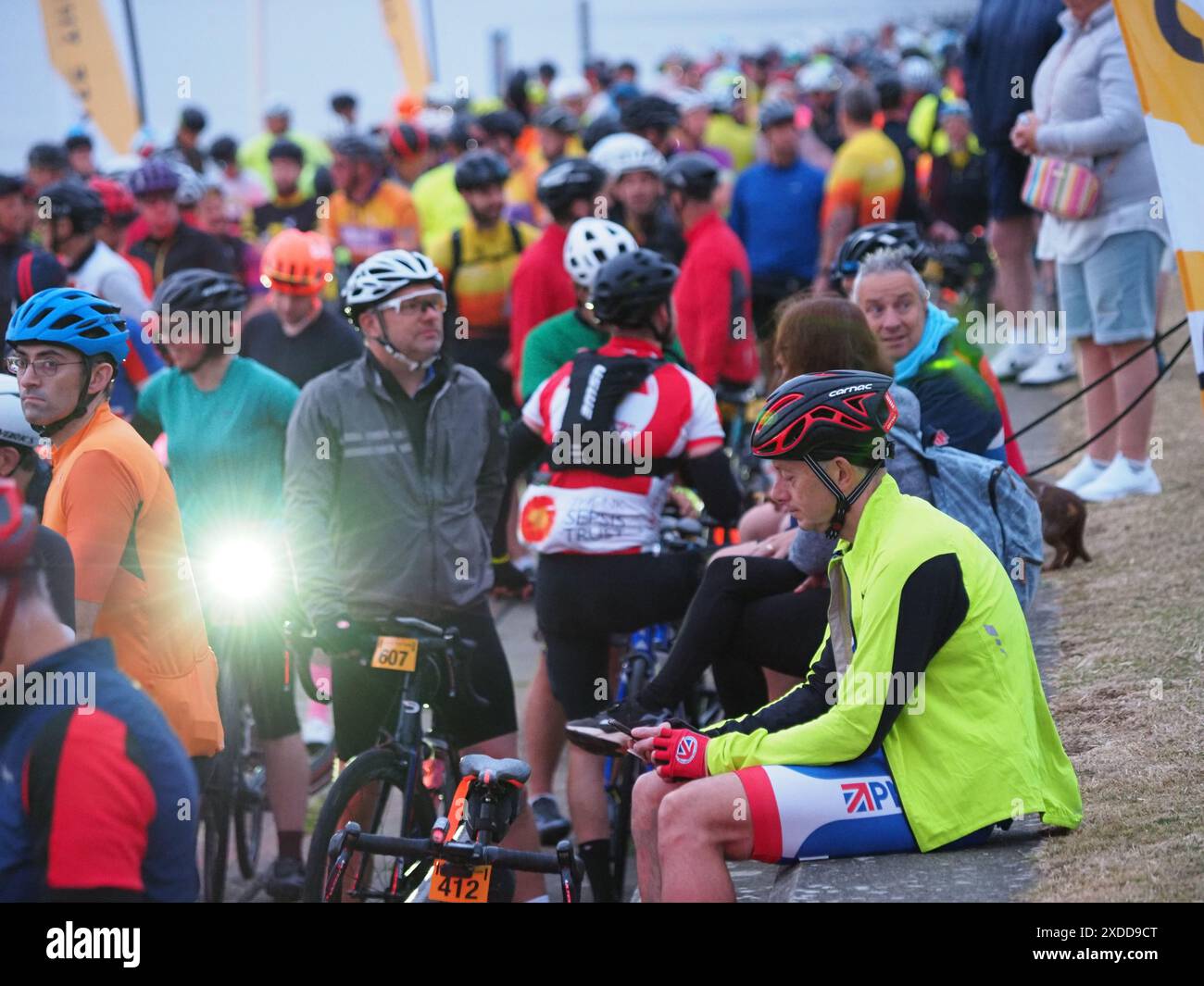 Minster on Sea, Kent, Royaume-Uni. 22 juin 2024. Un millier de cyclistes sont partis de Minster on Sea, Kent au lever du soleil ce matin pour chasser le soleil 205 miles à travers l'Angleterre dans l'espoir d'atteindre Weston-super-Mare, Somerset. La course non compétitive à participation de masse a lieu aussi près que possible du Solstice d'été et est connue sous le nom de Chase the Sun South - l'événement annuel a été fondé en 2008. Crédit : James Bell/Alamy Live News Banque D'Images