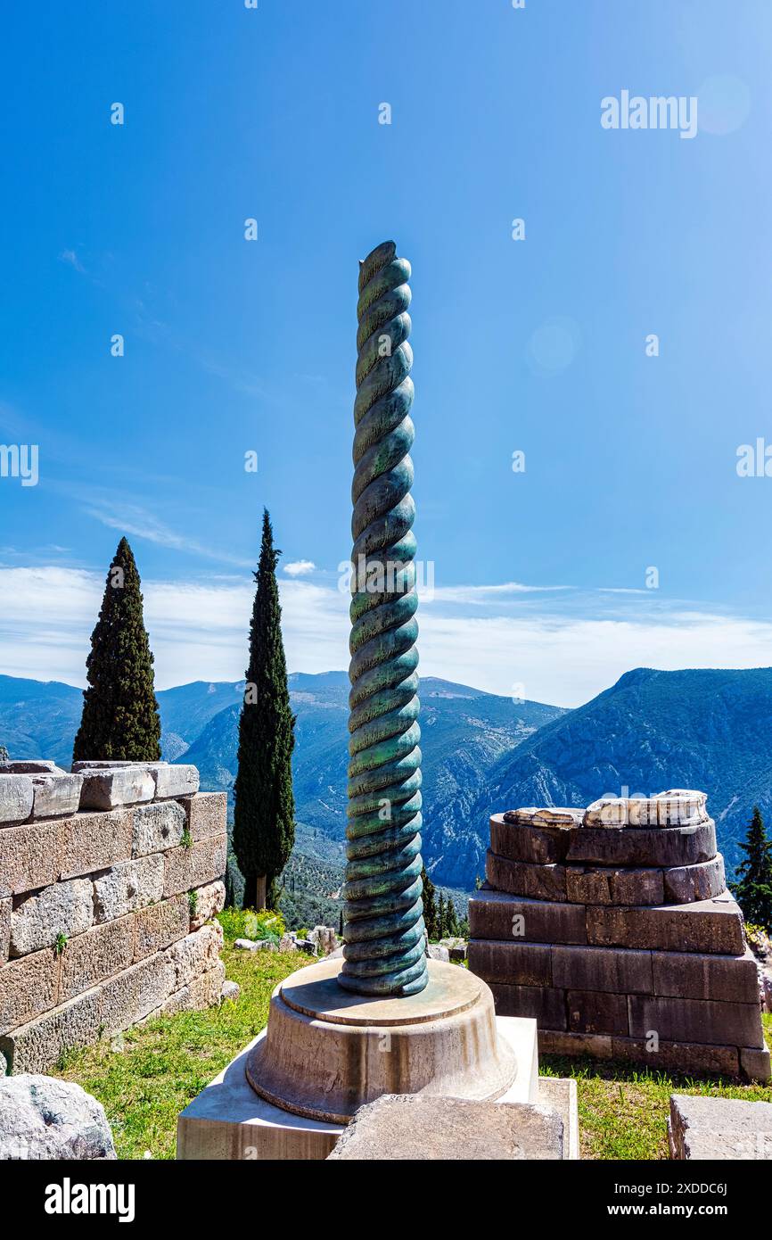 Colonne serpent de Platée ou trépied de Delphes devant le temple d'Apollon à Delphes, Grèce, un sanctuaire antique Banque D'Images