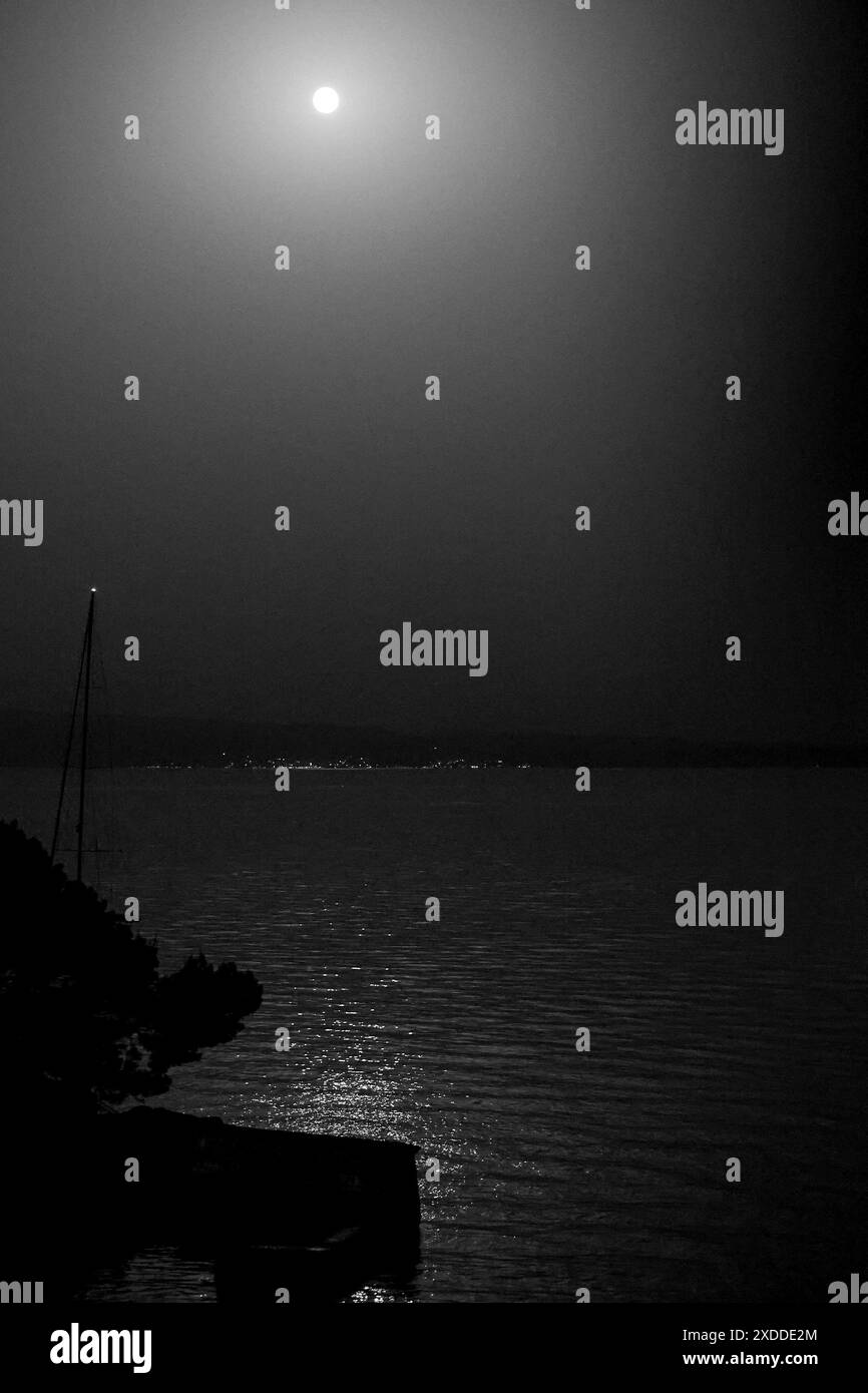 Split, Croatie. 21 juin 2024. Vue sur la pleine lune et le solstice d'été ruinés par un nuage de poussière du désert dans le ciel au-dessus de Split. DHMZ a averti du sable saharien qui a commencé à arriver en Croatie jeudi. L'air qui coule sur la Croatie ces jours-ci a apporté non seulement de la chaleur, mais aussi du sable. Le sable saharien ou la poussière du désert se produit lorsque de forts vents soufflent du sable et de la poussière du plus grand désert du monde et le transportent à des milliers de kilomètres dans les airs, à Split, en Croatie, le 21 juin 2024. Photo : Ivana Ivanovic/PIXSELL crédit : Pixsell/Alamy Live News Banque D'Images