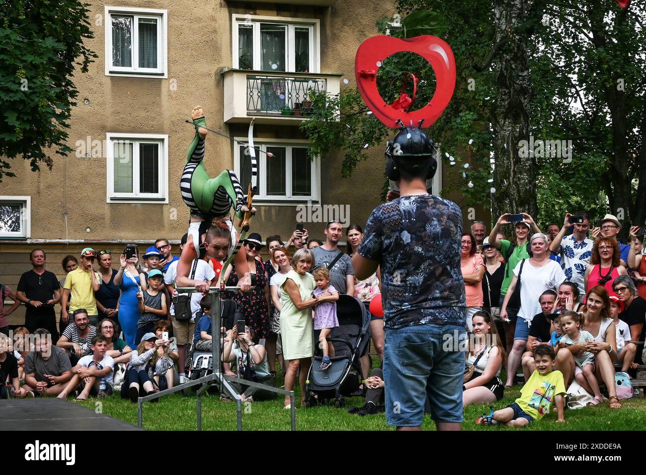 Ostrava, République tchèque. 21 juin 2024. Sara Twister, une arche acrobatique d'Allemagne, se produit lors du Festival Art & Life - dans les rues, festival international multi-genre, à Ostrava, en République tchèque, le 21 juin, 2024. crédit : Jaroslav Ozana/CTK photo/Alamy Live News Banque D'Images