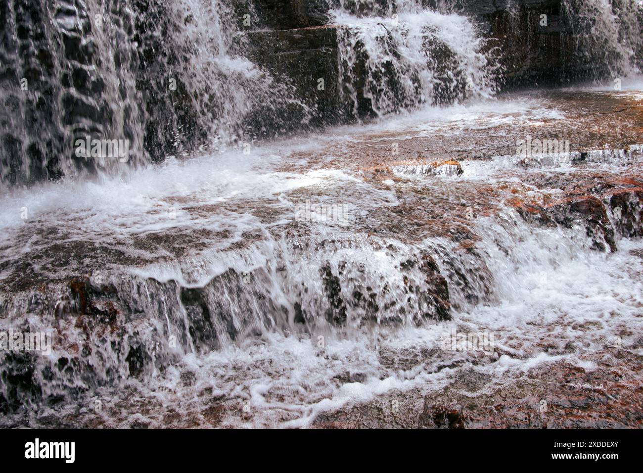 Cascade Jasper Creek, Quebrada de Jaspe, avec lit de rivière jasper rouge, Gran Sabana, Venezuela Banque D'Images