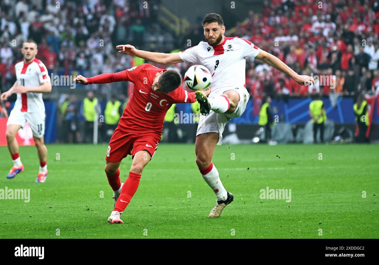 Fussball, Europameisterschaft, EURO 2024, Gruppe F, signal-Iduna-Park Dortmund : TŸrkei - Georgien ; Lasha Dvali (GEO), Arda GŸler (TUR). Aktion Banque D'Images