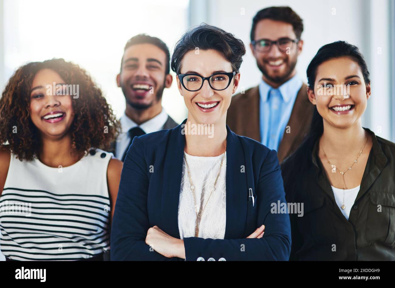 Gens d'affaires, groupe et bonheur avec portrait dans le bureau de l'agence juridique, bureau et professionnel en milieu de travail. Homme, femme et gestion de Banque D'Images