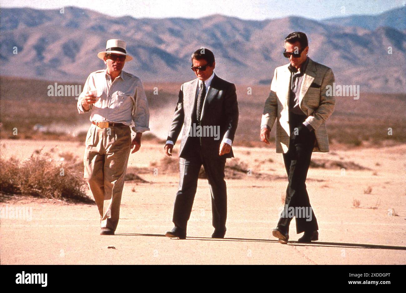 Le réalisateur MARTIN SCORSESE JOE PESCI et ROBERT DE NIRO sur le lieu de tournage candide lors du tournage du réalisateur du CASINO 1995 MARTIN livre SCORSESE Nicholas Pileggi scénario Nicholas Pileggi et Martin Scorsese production design Dante Ferretti costumes design John Dunn et Rita Ryack Syalis DA/ Legende entreprises / de FINNA-Cappa / GGG / Universal Pictures Banque D'Images
