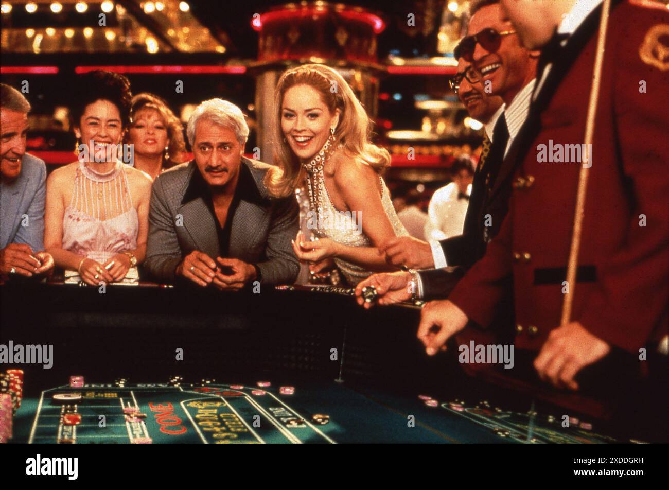 SHARON STONE et ALI PIROUZKAR dans CASINO 1995 réalisateur MARTIN SCORSESE livre Nicholas Pileggi scénario Nicholas Pileggi et Martin Scorsese production design Dante Ferretti costume design John Dunn et Rita Ryack Syalis DA/ Legende entreprises / de FINNA-Cappa / GGG / Universal Pictures Banque D'Images