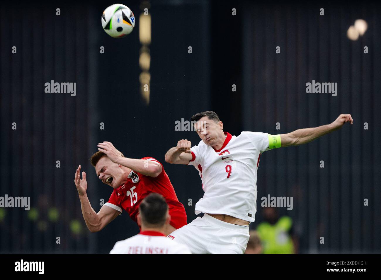 Berlin, Allemagne. 21 juin 2024. Robert Lewandowski (R) de Pologne affronte Philipp Lienhart d'Autriche lors du match de l'UEFA Euro 2024 du Groupe d opposant la Pologne à l'Autriche à Berlin, Allemagne, le 21 juin 2024. Crédit : Xiao Yijiu/Xinhua/Alamy Live News Banque D'Images