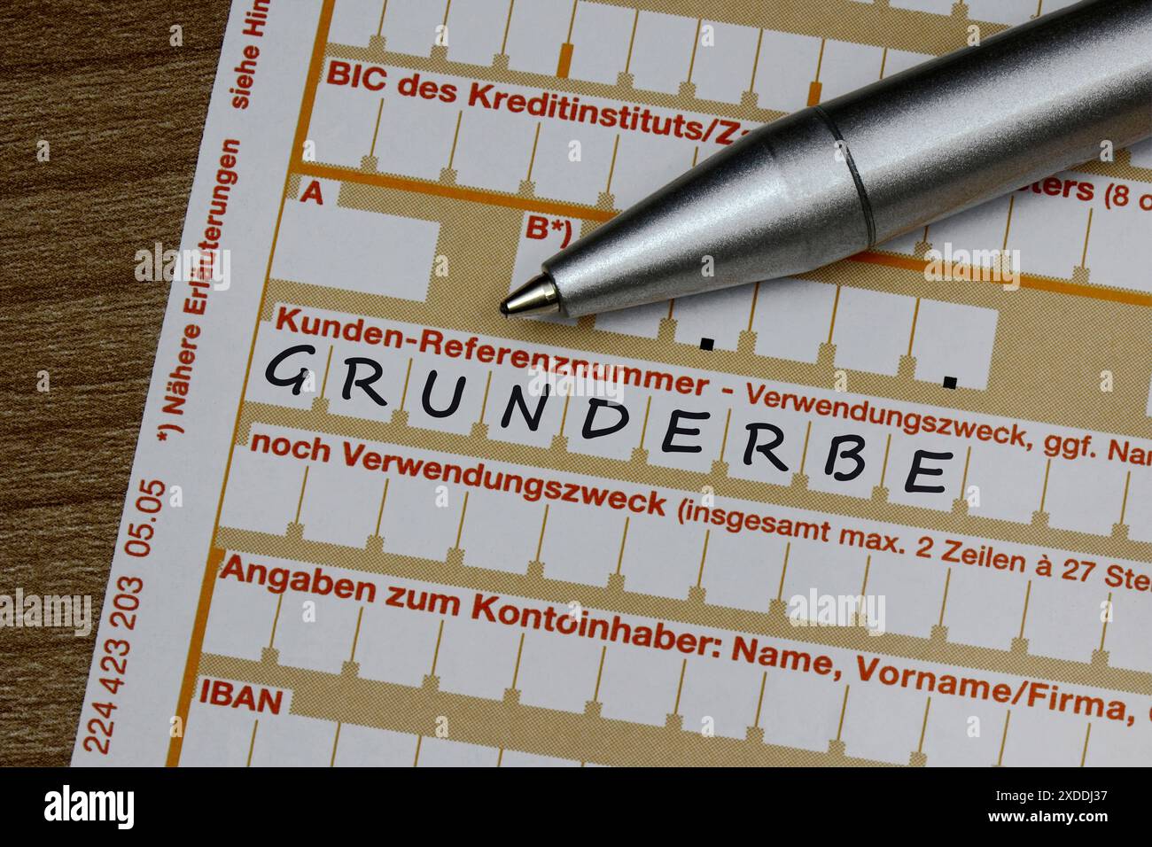 Überweisungsschein mit Grunderbe Überweisungsschein mit Grunderbe, 22.06.2024, Borkwalde, Brandenburg, Auf einem Überweisungsschein mit dem Schriftzug Grunderbe liegt ein Kugelschreiber. *** Facture de transfert avec Grunderbe facture de transfert avec Grunderbe, 22 06 2024, Borkwalde, Brandenburg, il y a un stylo à bille sur une facture de transfert avec le lettrage Grunderbe Banque D'Images