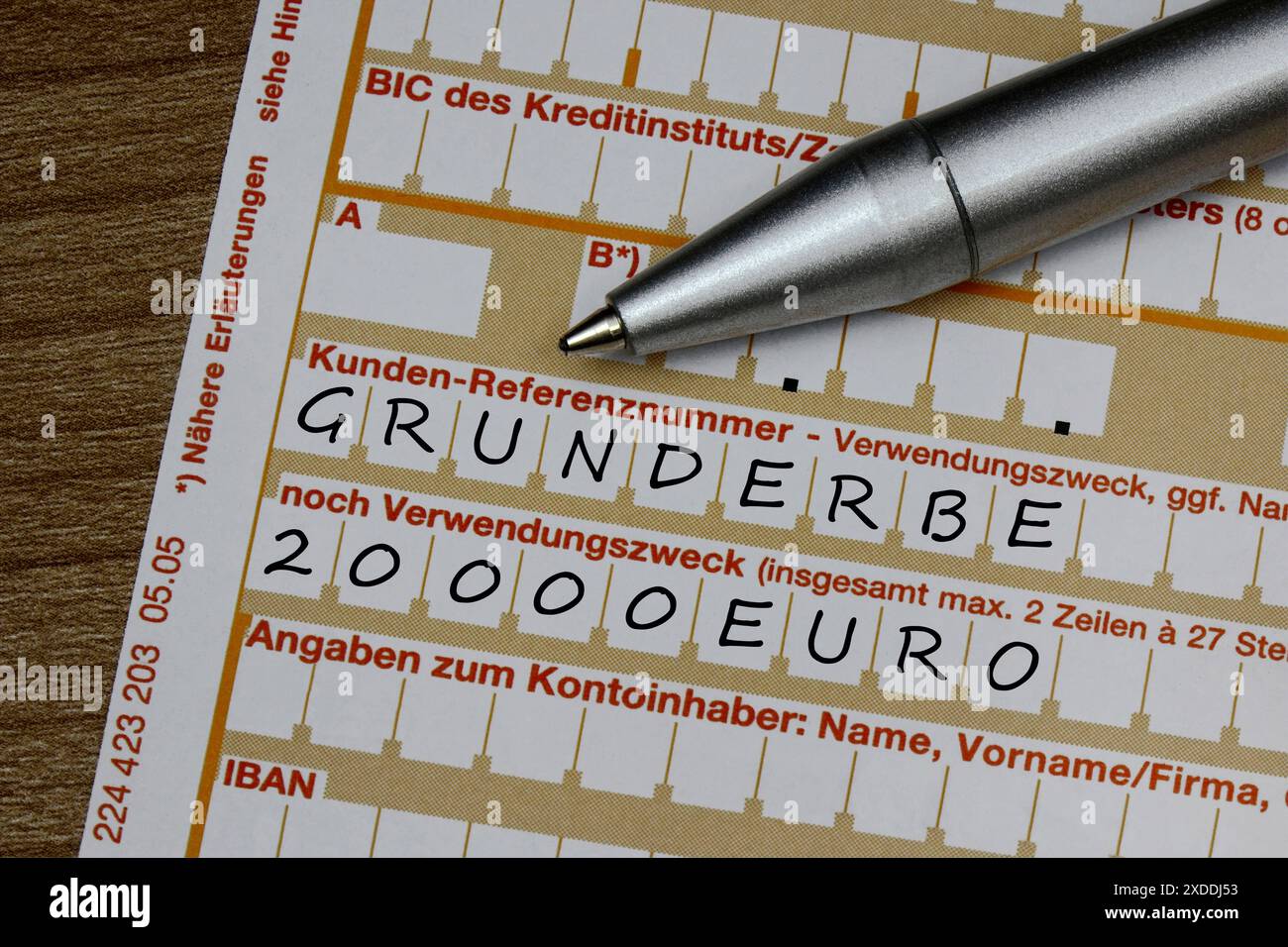 Überweisungsschein mit Grunderbe Überweisungsschein mit Grunderbe, 22.06.2024, Borkwalde, Brandenburg, Auf einem Überweisungsschein mit dem Schriftzug Grunderbe liegt ein Kugelschreiber. *** Facture de transfert avec Grunderbe facture de transfert avec Grunderbe, 22 06 2024, Borkwalde, Brandenburg, il y a un stylo à bille sur une facture de transfert avec le lettrage Grunderbe Banque D'Images