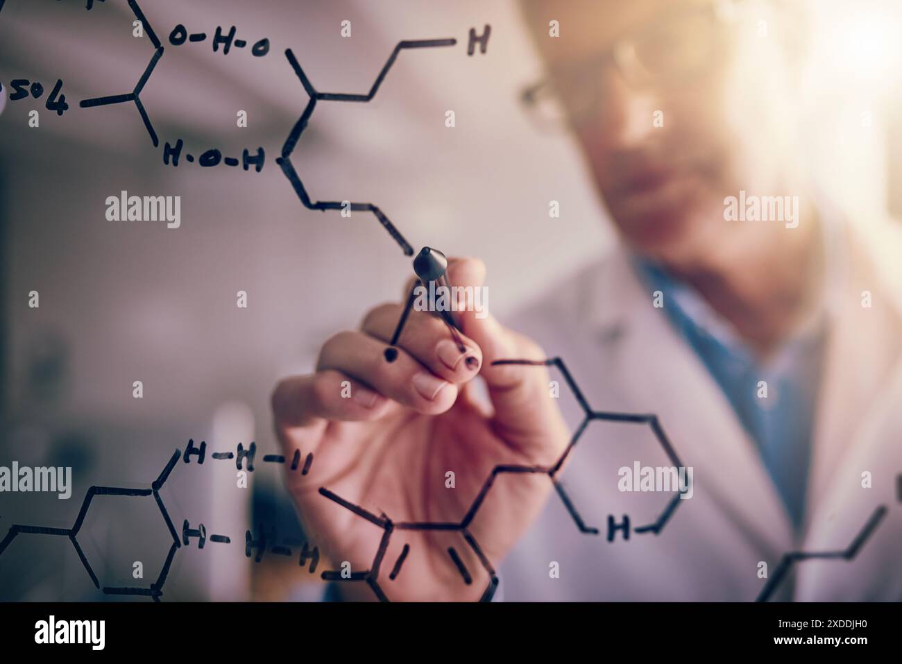 Main, formule et scientifique dessinant sur le verre, la science et les composés moléculaires pour la médecine et les soins de santé. Laboratoire, recherche médicale et personne mature avec Banque D'Images