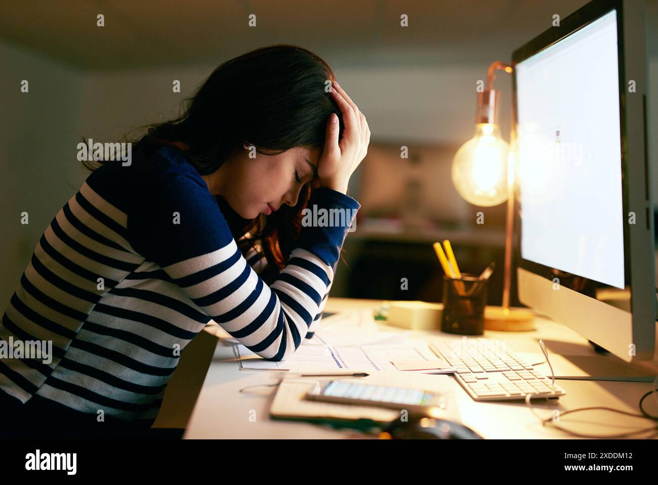 Étudier, frustré et fille avec l'ordinateur, la nuit et l'apprentissage pour l'examen, en ligne et épuisé de la recherche. Fatigué, étudiant d'université et numérique pour Banque D'Images
