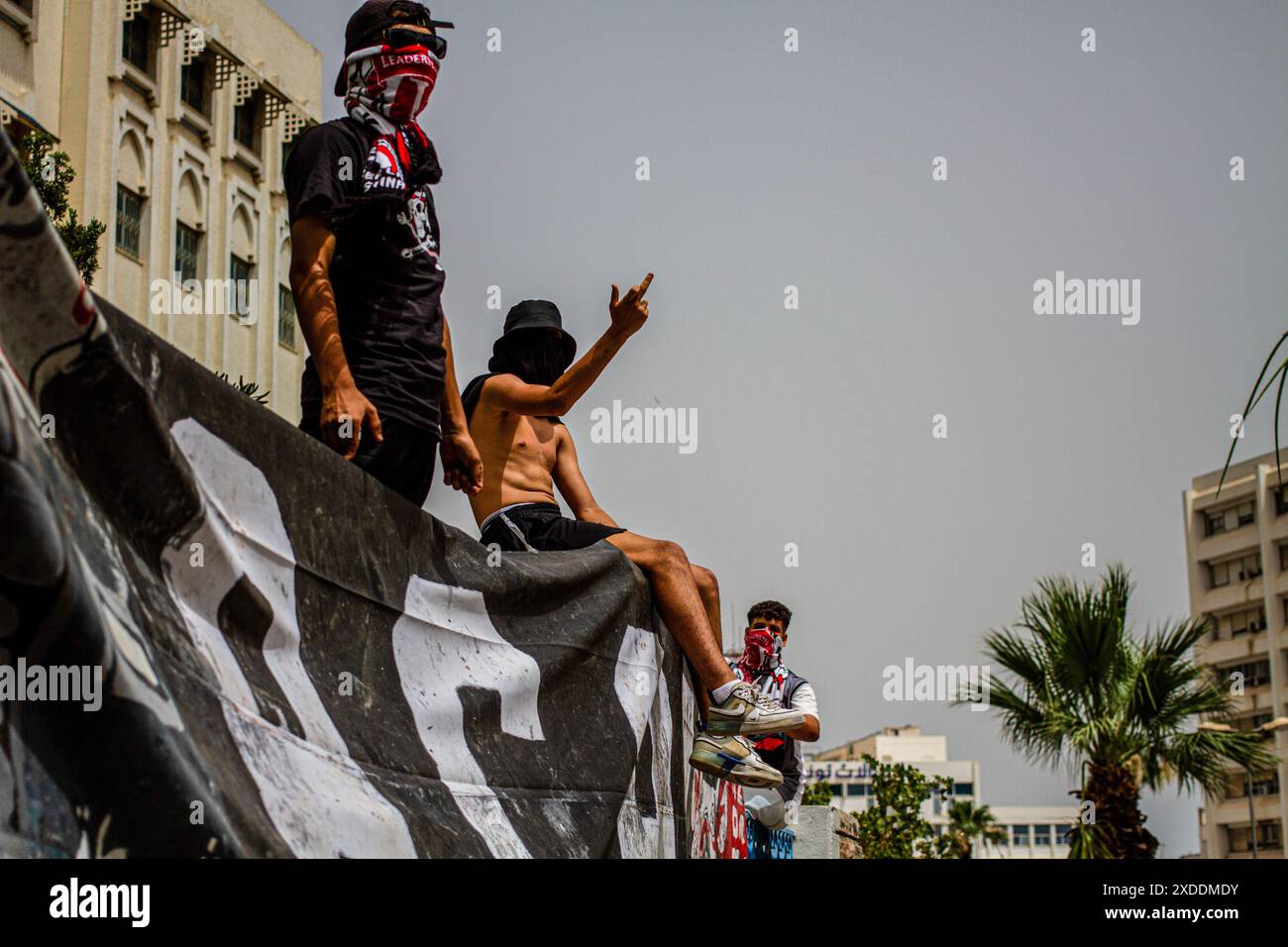 21 juin 2024, Tunis, Tunisie : Tunis, Tunisie. 21 juin 2024. Les supporters du Football Club Africain demandent justice pour la mort du fan de football Omar Abidi, devant un tribunal de Tunis. Omar Abidi, un supporter du Club Africain de 19 ans, a été retrouvé mort dans un ruisseau près du stade olympique de Rades après un match de football entre le Club Africain et CO Medednine le 31 mars 2018. Les supporters de football ainsi que les groupes de la société civile ont souvent souligné les abus et l'usage excessif de la force par la police tunisienne et appelé à la fin de leur impunité (crédit image : © Hasan mrad/IMAGESLIVE via ZUMA Press Wire) EDITO Banque D'Images