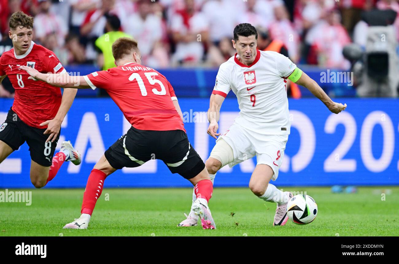 Alexander Prass, Philipp Lienhart, Robert Lewandowski (Polen)Berlin, 21.06.2024, Fussball, UEFA EURO 2024 in Deutschland, Gruppenphase, Polen - Oesterreich crédit : PRESSINPHOTO SPORT AGENCY/Alamy Live News Banque D'Images