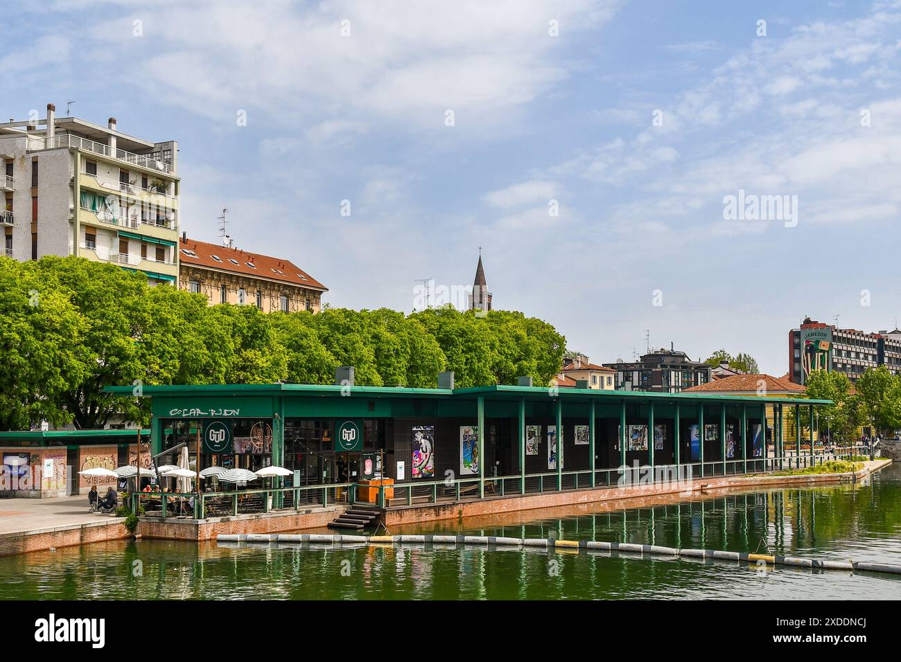 Vue surélevée sur le bassin de Darsena ('Dock') dans le quartier de Porta Ticinese, avec un café en plein air au printemps, Milan, Lombardie, Italie Banque D'Images