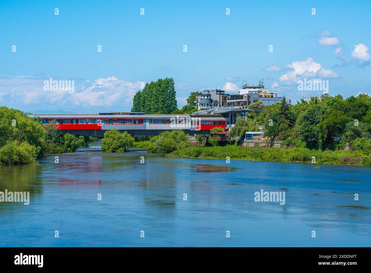 Vue panoramique de la rivière Maritsa traversée par un pont, Plovdiv, Bulgarie Banque D'Images