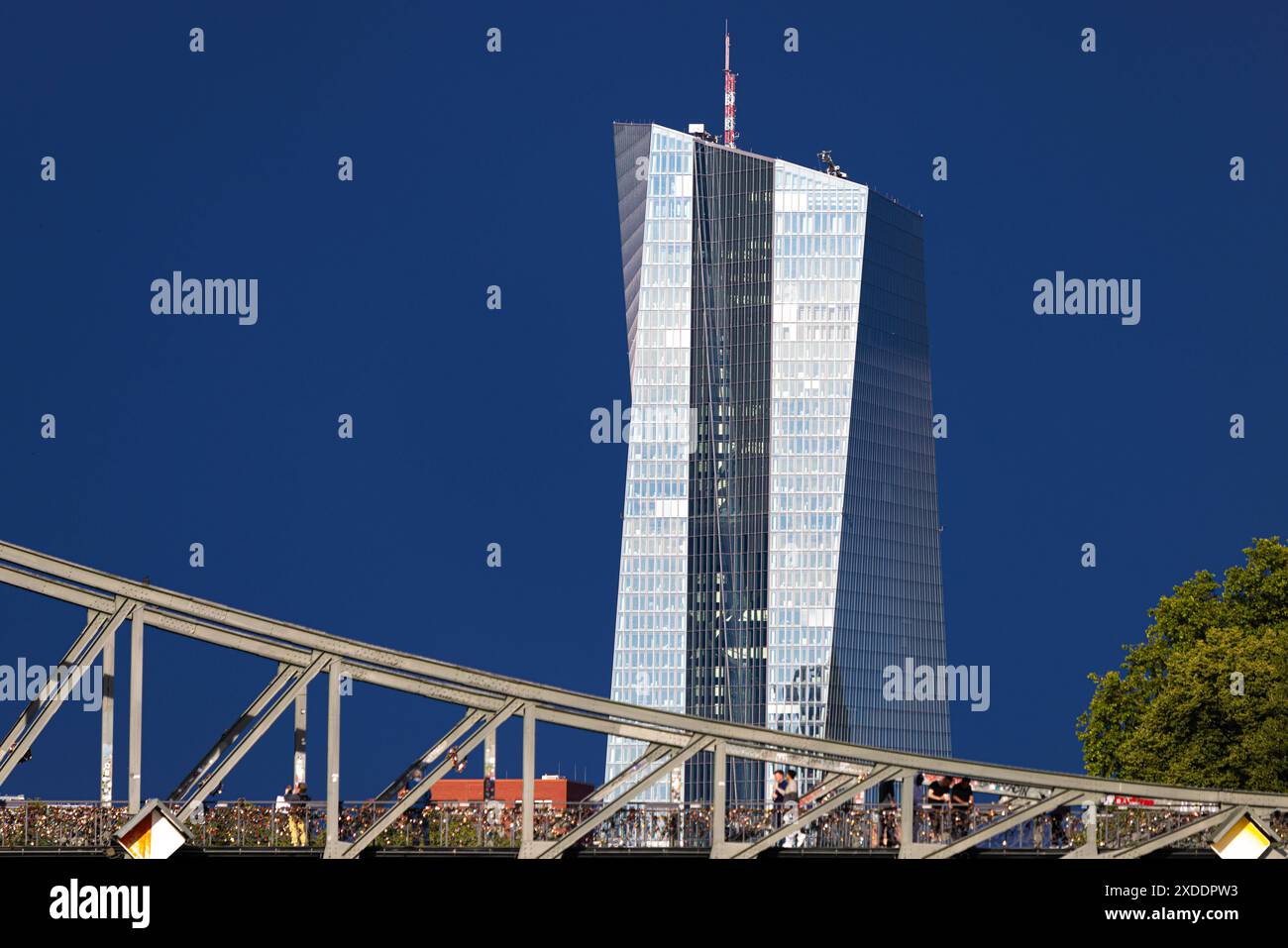 Die Europäische Zentralbank EZB in Frankfurt am main Nach einem Unwetter erstahlt die Glasfassade der Europäischen Zentralbank EZB im Sonnenlicht. Francfort-sur-le-main Hessen Deutschland *** la Banque centrale européenne BCE à Francfort-sur-le-main après une tempête, la façade vitrée de la Banque centrale européenne BCE brille au soleil Francfort-sur-le-main Allemagne 2024-06-21_FFM_ezb_02 Banque D'Images