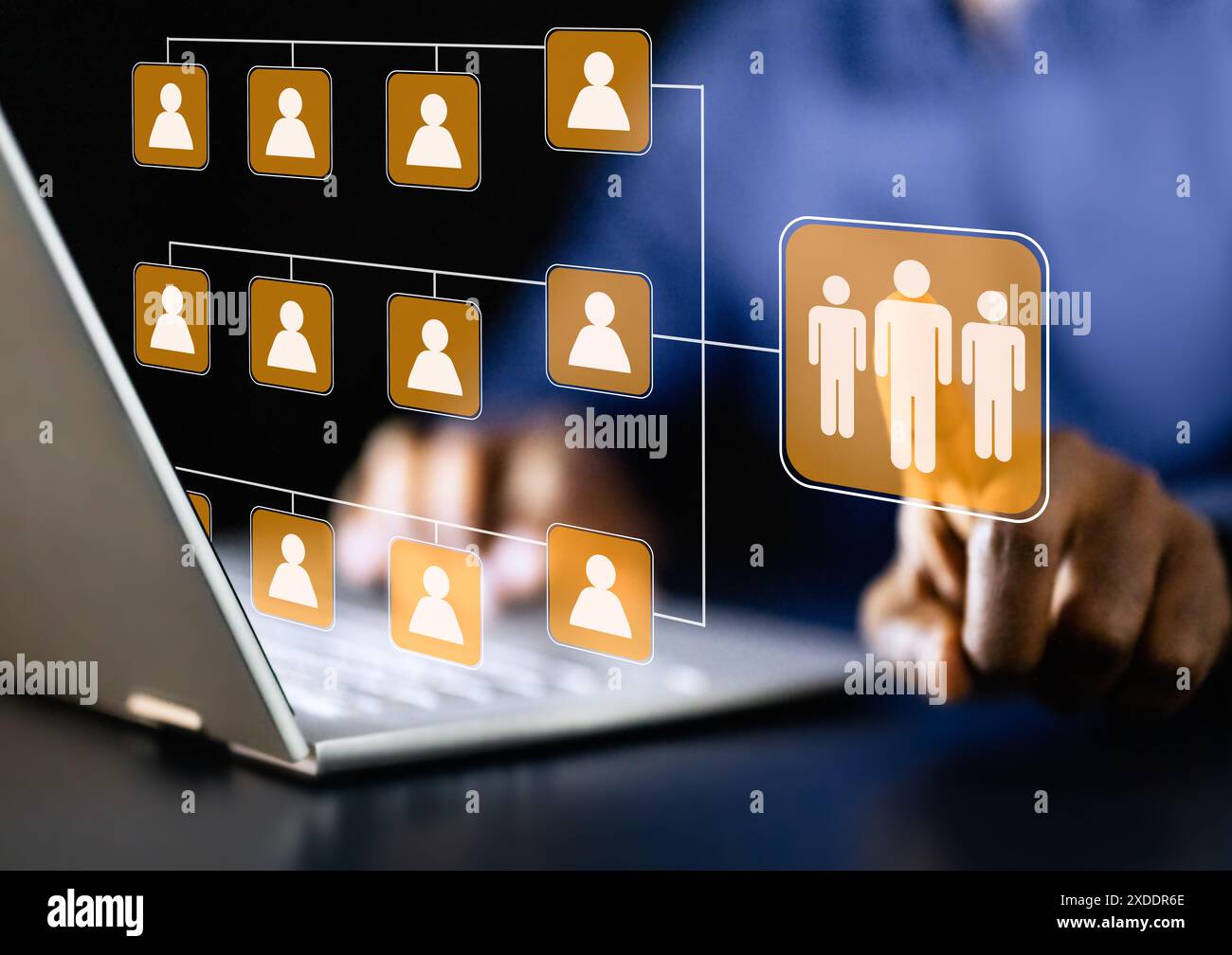 Jeune consultant en marketing numérique afro-américain analysant le flux de travail sur ordinateur portable dans un bureau moderne pour améliorer le processus de développement de la stratégie d'entreprise. Banque D'Images