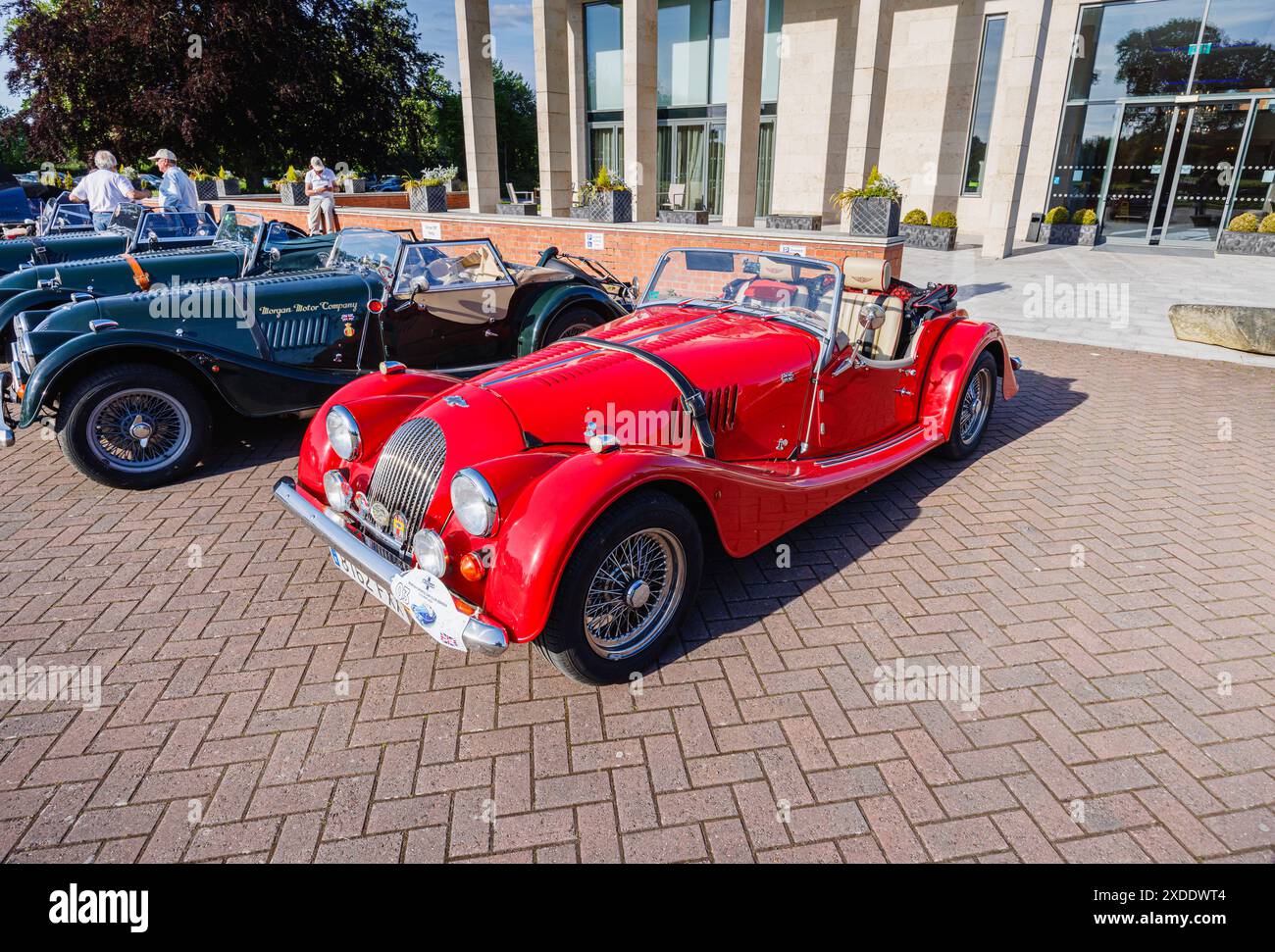 Voitures de sport classiques rouge et vert Morgan Motor Company à l'hôtel Stanbrook Abbey à Callow End, près de Worcester, Worcestershire Banque D'Images