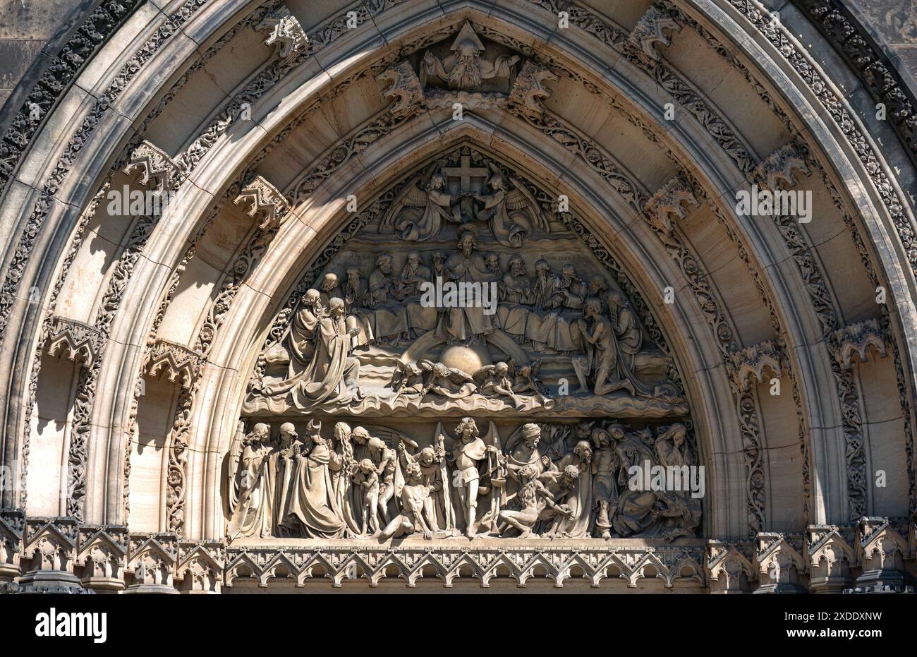 Sculpture en pierre complexe au-dessus d'une porte de la basilique Saint-Pierre et Paul Banque D'Images