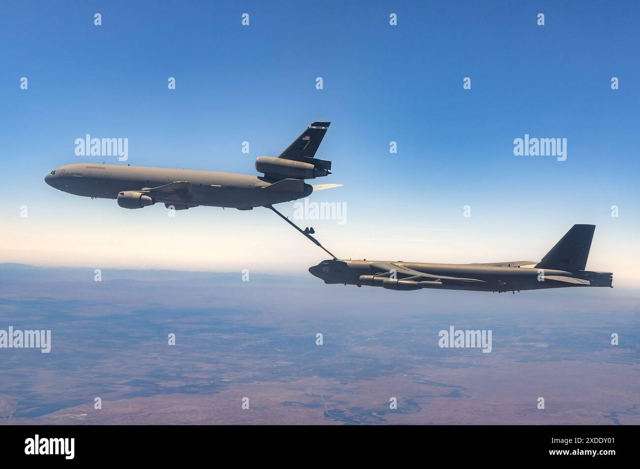 Un KC-10 de Travis AFB ravitaille un B-52 de Edwards AFB dans le ciel au-dessus de la Californie du Sud le 16 mai 2024. Le ravitaillement aérien est vital à long terme Banque D'Images