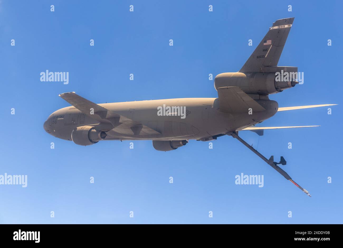 Un KC-10 Extender de Travis AFB survole le désert de Californie du Sud à l'appui de vols d'essai au départ de Edwards AFB le 16 mai 2024. (A Banque D'Images