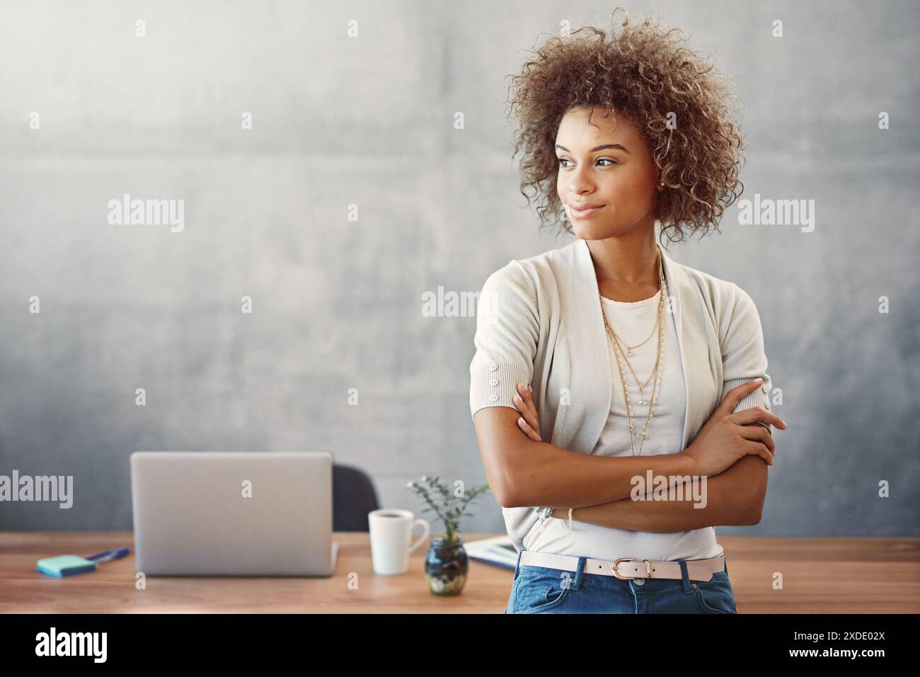 Confiante, femme noire et pensive pour penser au bureau, brainstorming et idées pour planifier la croissance de l'entreprise. Africaine, designer web féminin et fierté Banque D'Images