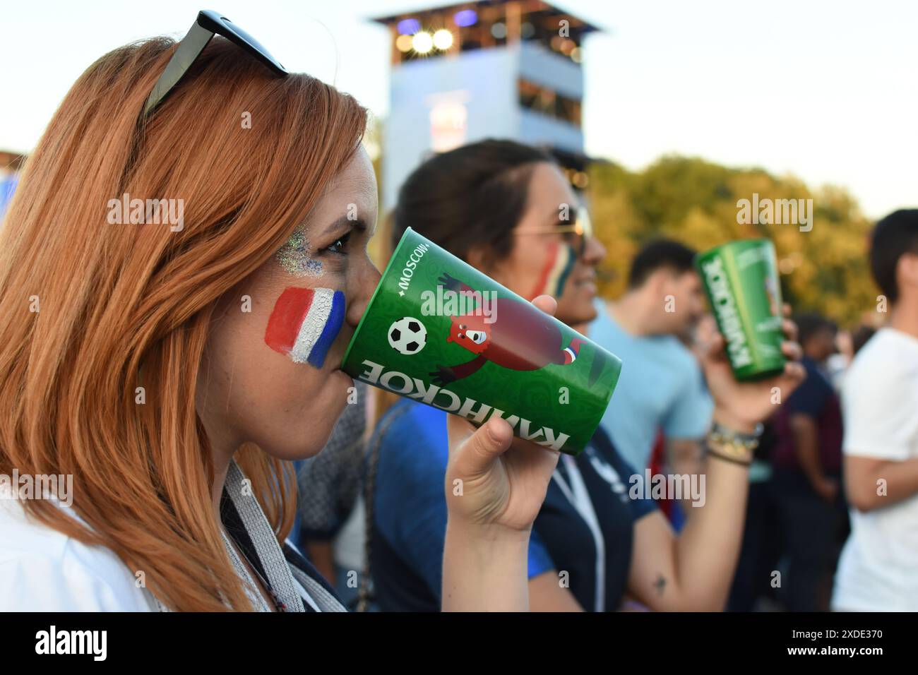 Fille française avec drapeau peint sur son visage au Festival des fans de la FIFA à l'Université d'État de Sparrow Hills à Moscou lors de la Coupe du monde 2018. Moscou, Russie sur Ju Banque D'Images