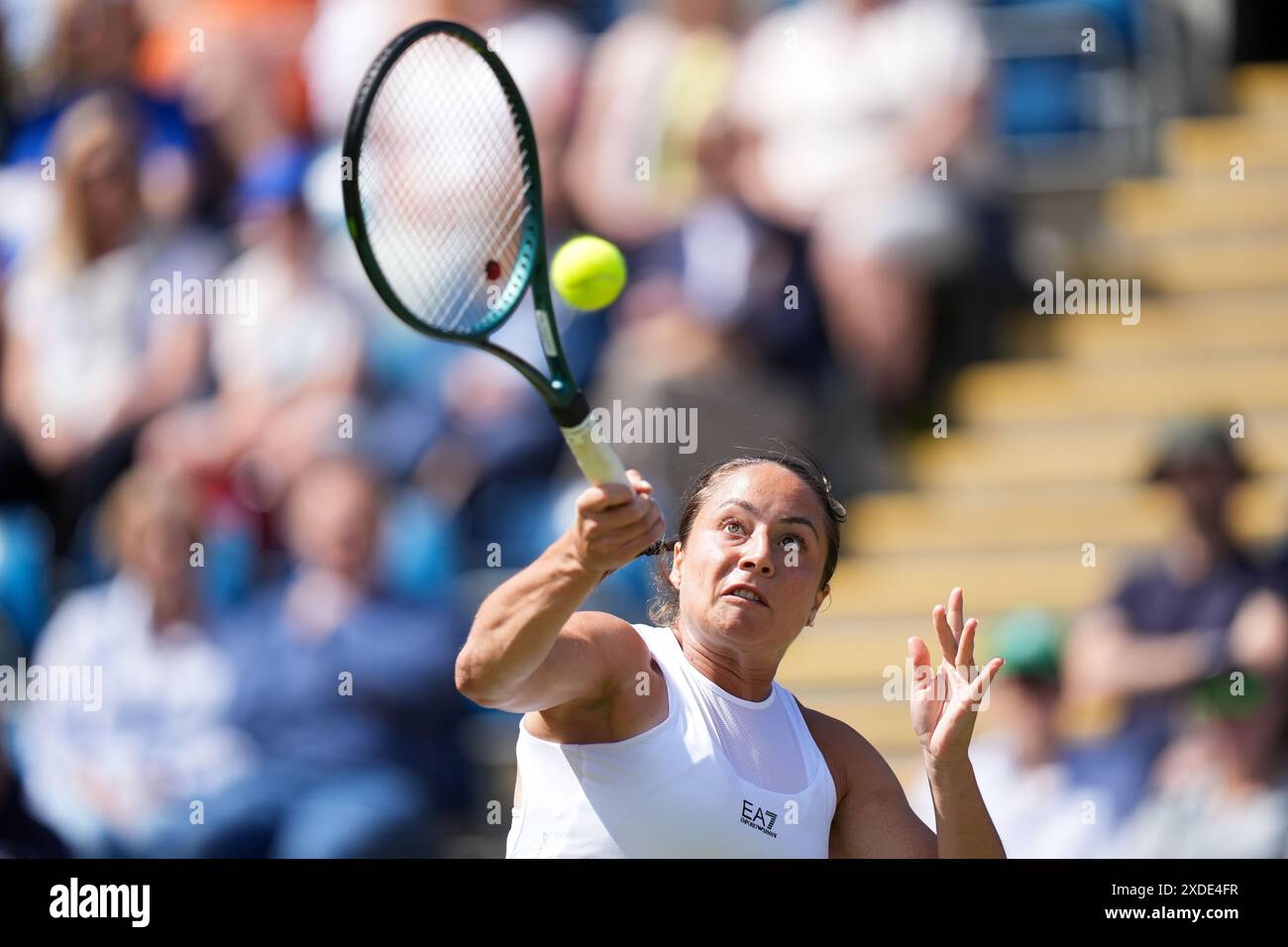 Elisabetta Cocciaretto en action contre Yulia Putintseva dans leur match de demi-finale en simple féminin, le huitième jour du Rothesay Classic à Edgbaston Priory Club, Birmingham. Date de la photo : samedi 22 juin 2024. Banque D'Images