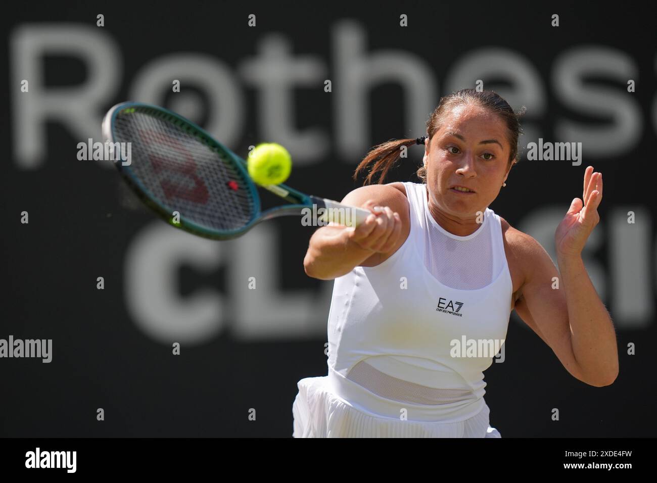 Elisabetta Cocciaretto en action contre Yulia Putintseva dans leur match de demi-finale en simple féminin, le huitième jour du Rothesay Classic à Edgbaston Priory Club, Birmingham. Date de la photo : samedi 22 juin 2024. Banque D'Images