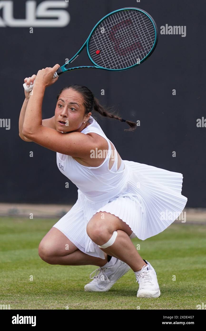 Elisabetta Cocciaretto en action contre Yulia Putintseva dans leur match de demi-finale en simple féminin, le huitième jour du Rothesay Classic à Edgbaston Priory Club, Birmingham. Date de la photo : samedi 22 juin 2024. Banque D'Images