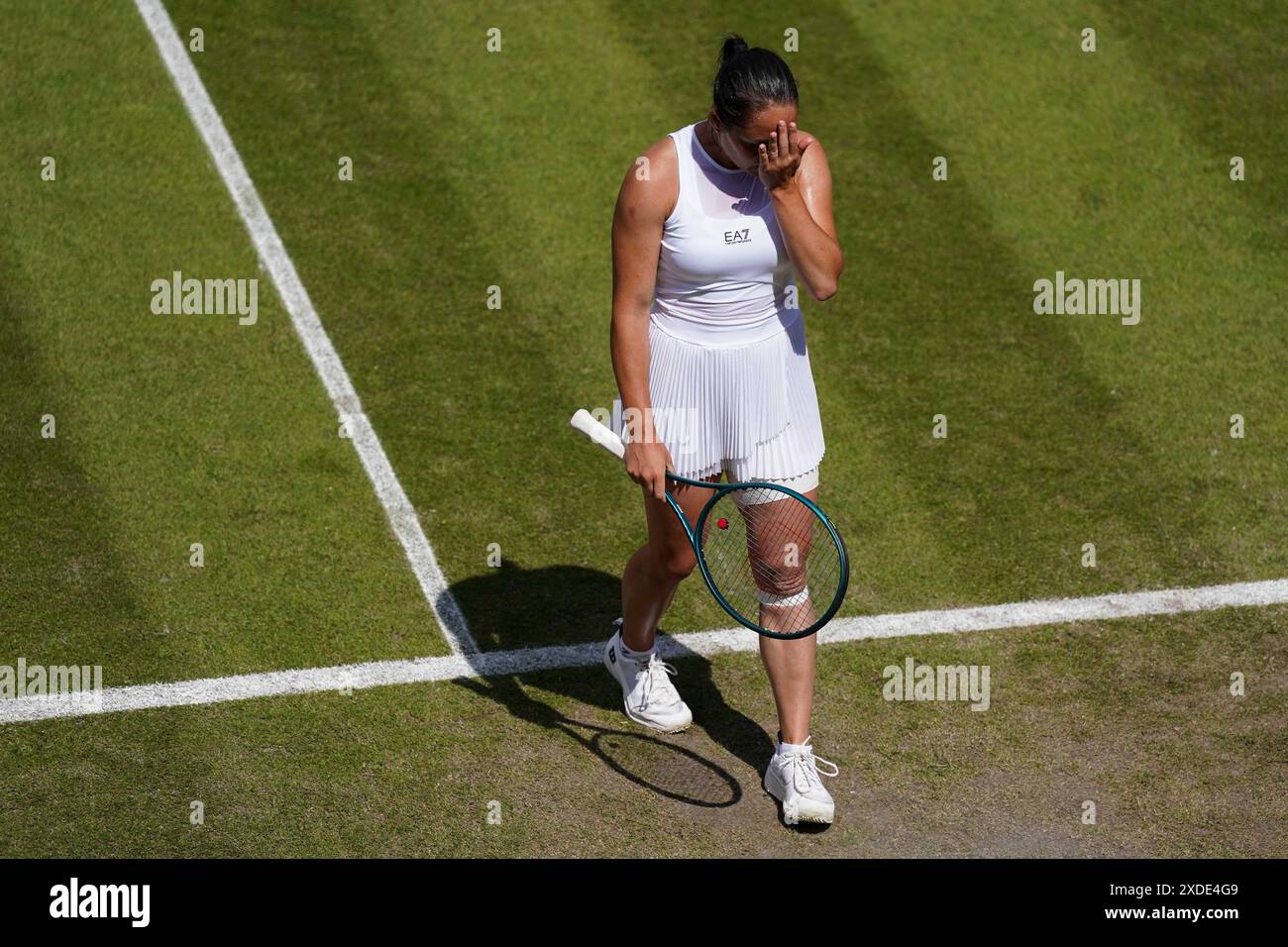 Elisabetta Cocciaretto fait un geste après avoir perdu un point contre Yulia Putintseva dans leur match féminin en demi-finale en simple, au huitième jour du Rothesay Classic à Edgbaston Priory Club, Birmingham. Date de la photo : samedi 22 juin 2024. Banque D'Images