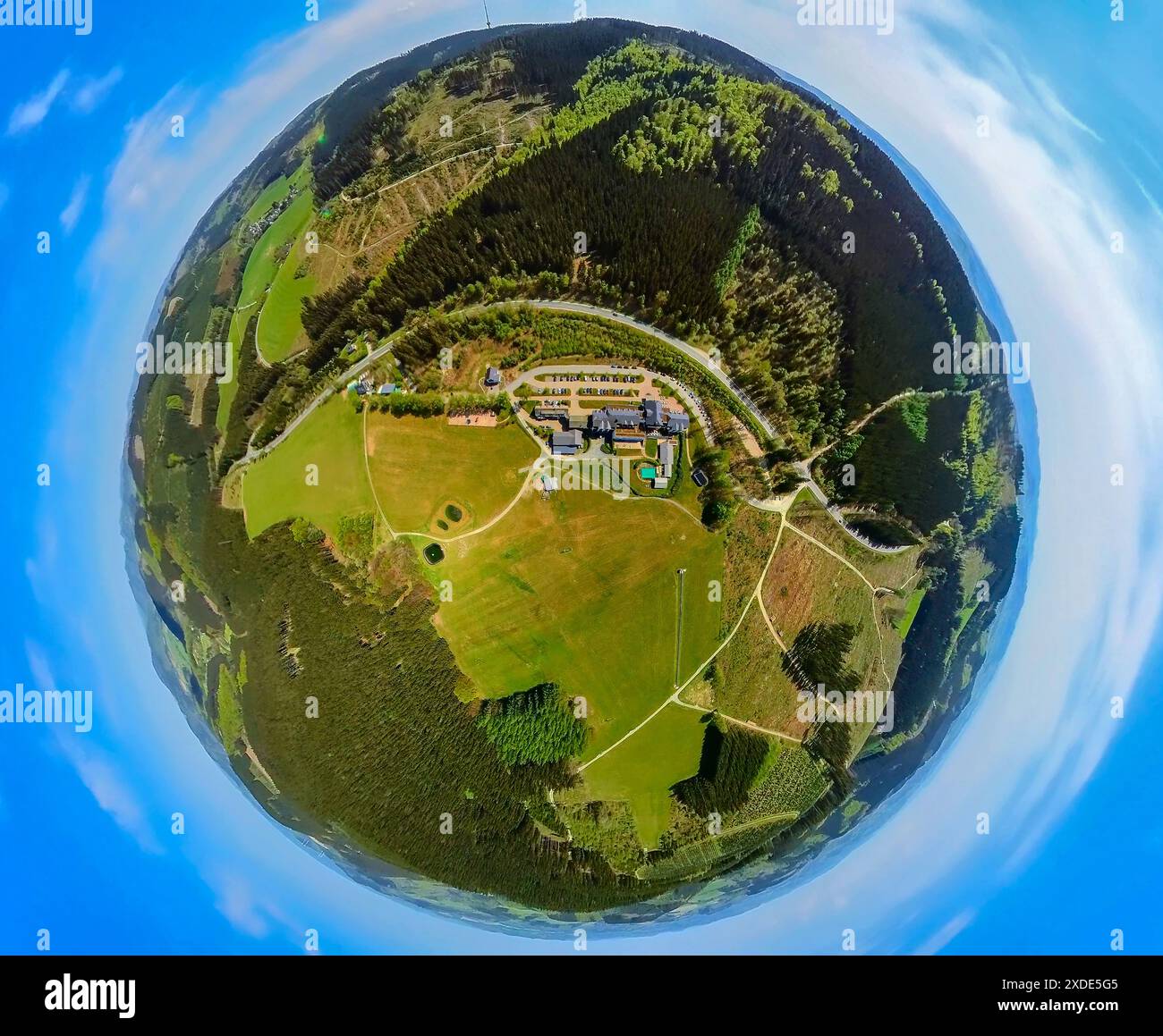 Vue aérienne, Hôtel Rimberg, hôtel de bien-être 4 étoiles dans un paysage boisé, gastronomie, chapelle interne, globe, image fisheye, image à 360 degrés, monde minuscule Banque D'Images