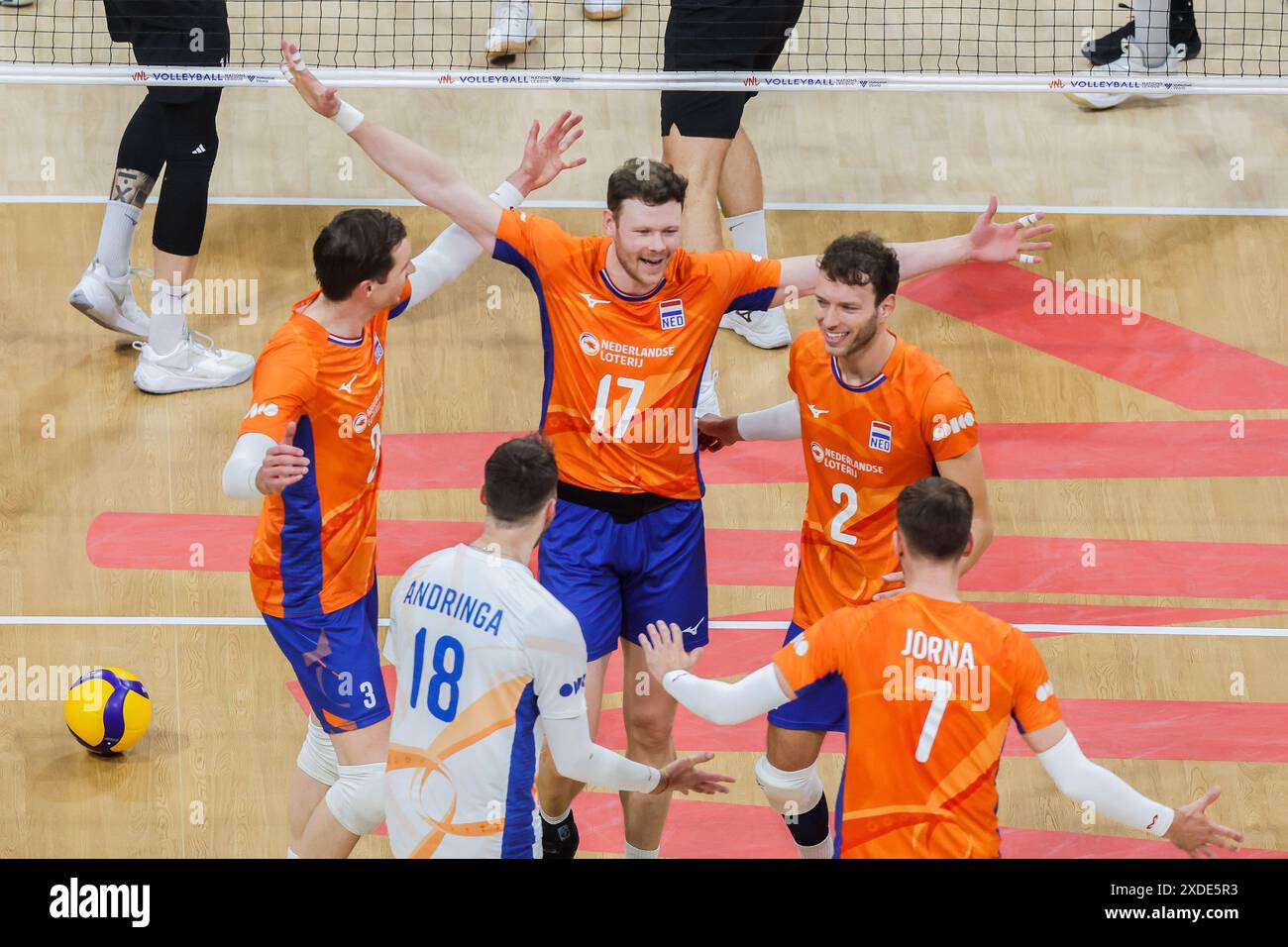 Pasay City, Philippines. 22 juin 2024. Les joueurs des pays-Bas célèbrent après avoir marqué lors du match entre le Canada et les pays-Bas à la Ligue des Nations de volleyball masculin (VNL) 2024 à Pasay City, aux Philippines, le 22 juin 2024. Crédit : Rouelle Umali/Xinhua/Alamy Live News Banque D'Images