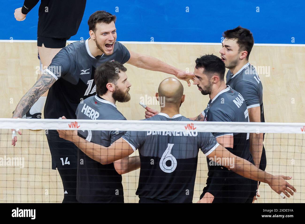 Pasay City, Philippines. 22 juin 2024. Les joueurs du Canada célèbrent après avoir marqué lors du match entre le Canada et les pays-Bas à la Ligue des Nations de volleyball masculin (VNL) 2024 à Pasay City, aux Philippines, le 22 juin 2024. Crédit : Rouelle Umali/Xinhua/Alamy Live News Banque D'Images