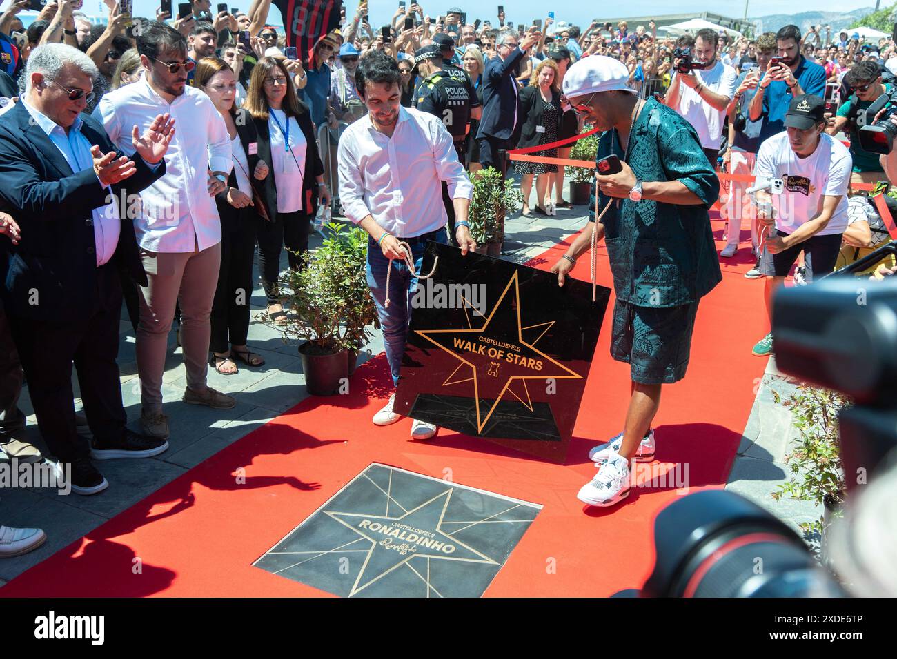 Castelldefels inaugure le Walk of Fame, dans le style hollywoodien, pour honorer les résidents illustres de la ville. Dans ce cas, ils ont rendu hommage à Ronaldinho et Joan Laporta, qui ont tous deux résidé dans la ville côtière de Barcelone. L'événement a été rempli de fans de l'ancien joueur de Barcelone et Milan. Castelldefels inaugura el Paseo de la fama, al estilo de Hollywood, a vecinos ilustres de la población. En este caso, han homenajeado a Ronaldinho y Joan Laporta, que los dos han residido en la población costanera barcelonesa. El evento ha estado repleto de fans del exjugador Banque D'Images