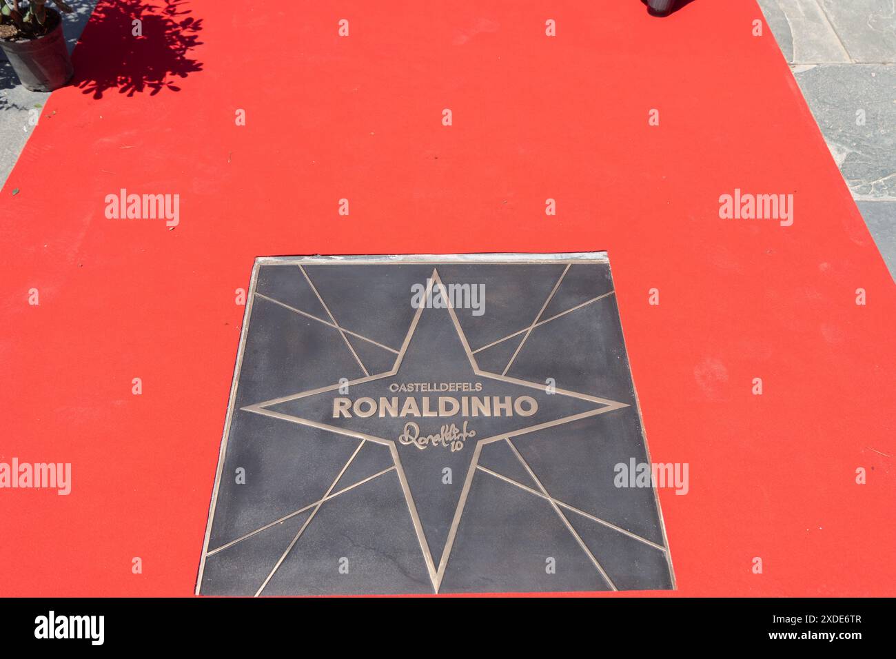 Castelldefels inaugure le Walk of Fame, dans le style hollywoodien, pour honorer les résidents illustres de la ville. Dans ce cas, ils ont rendu hommage à Ronaldinho et Joan Laporta, qui ont tous deux résidé dans la ville côtière de Barcelone. L'événement a été rempli de fans de l'ancien joueur de Barcelone et Milan. Castelldefels inaugura el Paseo de la fama, al estilo de Hollywood, a vecinos ilustres de la población. En este caso, han homenajeado a Ronaldinho y Joan Laporta, que los dos han residido en la población costanera barcelonesa. El evento ha estado repleto de fans del exjugador Banque D'Images