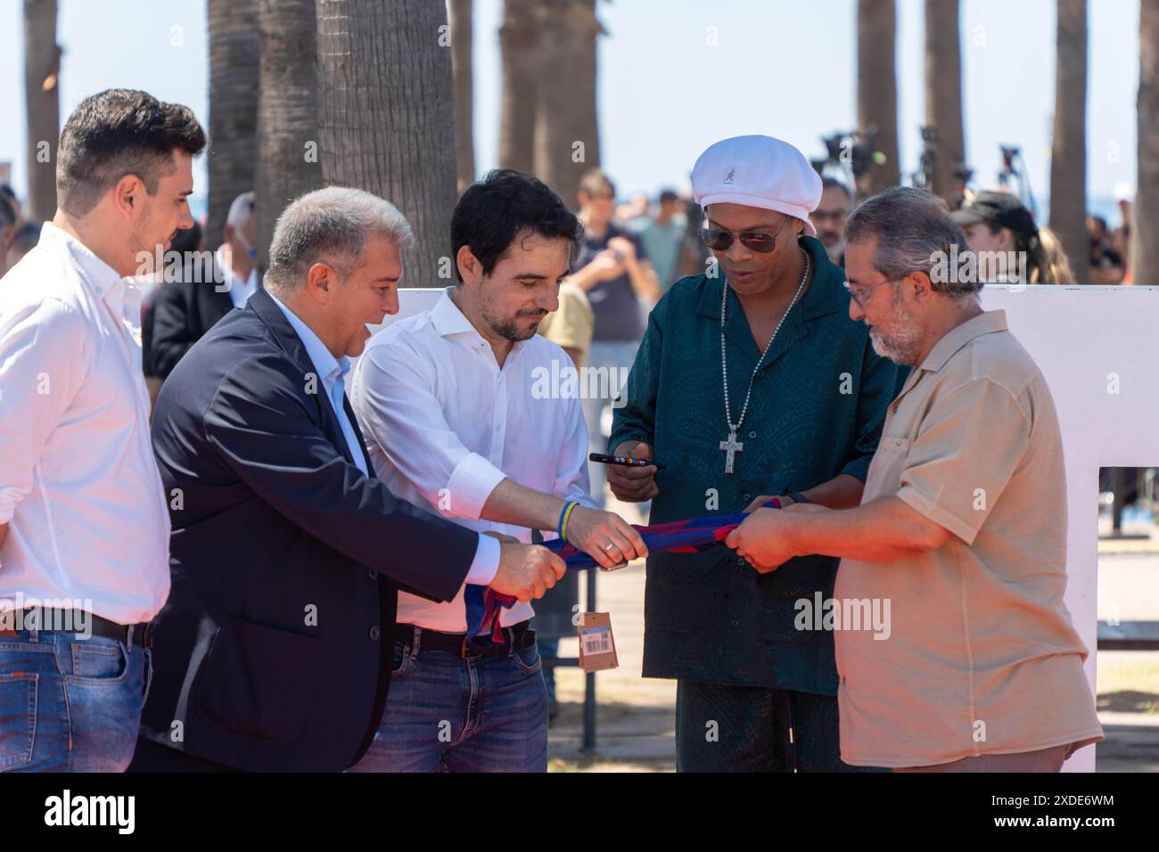 Castelldefels inaugure le Walk of Fame, dans le style hollywoodien, pour honorer les résidents illustres de la ville. Dans ce cas, ils ont rendu hommage à Ronaldinho et Joan Laporta, qui ont tous deux résidé dans la ville côtière de Barcelone. L'événement a été rempli de fans de l'ancien joueur de Barcelone et Milan. Castelldefels inaugura el Paseo de la fama, al estilo de Hollywood, a vecinos ilustres de la población. En este caso, han homenajeado a Ronaldinho y Joan Laporta, que los dos han residido en la población costanera barcelonesa. El evento ha estado repleto de fans del exjugador Banque D'Images