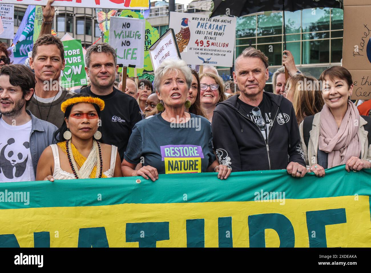 Londres, Royaume-Uni. 22 juin 2024. Emma Thompson et une femme Kayapo des amazones ont rejoint les gens en tenue de fantaisie et des milliers de marcheurs à travers Londres aujourd'hui samedi pour exiger que le prochain gouvernement n'ignore pas «imprudemment» la crise de la nature. Paul Quezada-Neiman/Alamy Live News Credit : Paul Quezada-Neiman/Alamy Live News Banque D'Images