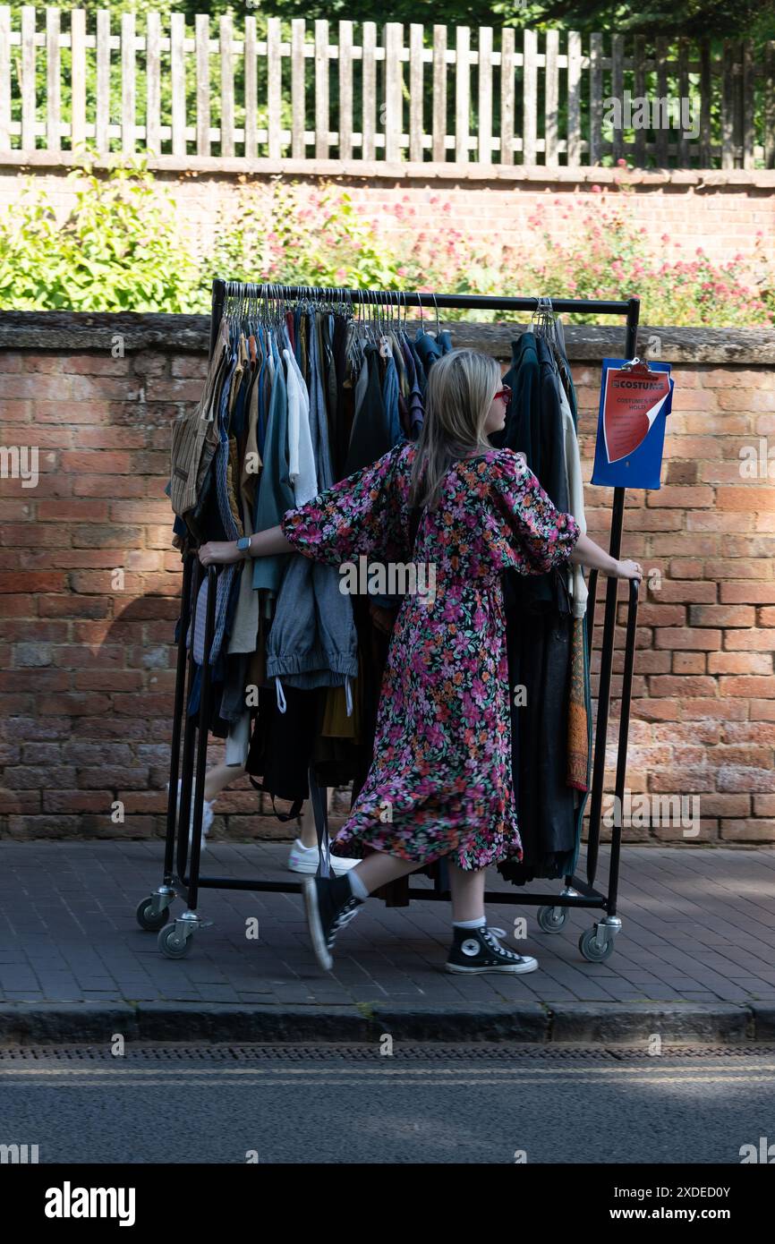 Une femme transportant des costumes de théâtre dans la rue, Stratford-upon-Avon, Royaume-Uni Banque D'Images