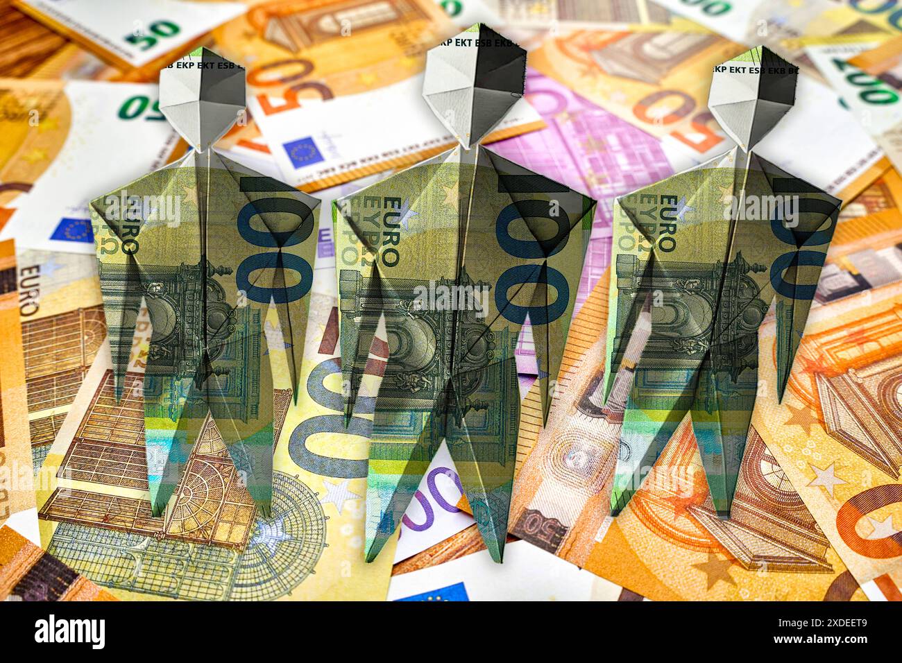 Allemagne - 22 juin 2024 : personnes ou citoyens dans la technique de pliage de papier origami, comme billet de banque ou billet en euros. Concept symbolise l'aide financière et les paiements en Allemagne, tels que le revenu des citoyens, la sécurité de base, l'aide aux réfugiés et l'aide aux inondations en Bavière. PHOTOMONTAGE *** Menschen bzw. Bürger in Origami papier-Falttechnik, als Geldschein, bzw. Billet en euros. Konzept symbolisiert, finanzielle Hilfen und Zahlungen in Deutschland, wie. Z.B. Bürgergeld, Grundsicherung, Flüchtlingshilfe und Fluthilfe dans le Bayern. FOTOMONTAGE Banque D'Images