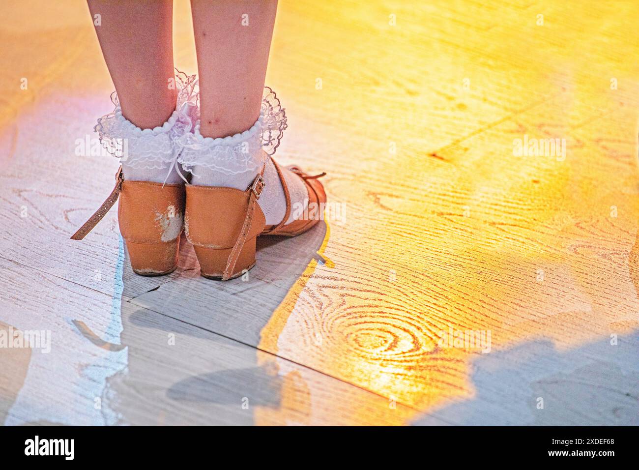 les pieds des filles dans des chaussures de danse se tiennent sur le sol avant le tournoi. Sport non olympique Banque D'Images