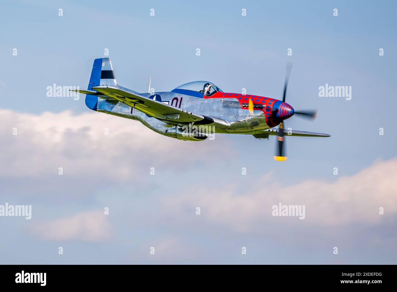 1944 North American P-51D Mustang 'Jersey Jerk' aéroporté au salon aéronautique militaire tenu à Shuttleworth le 2 juin 2024. Banque D'Images