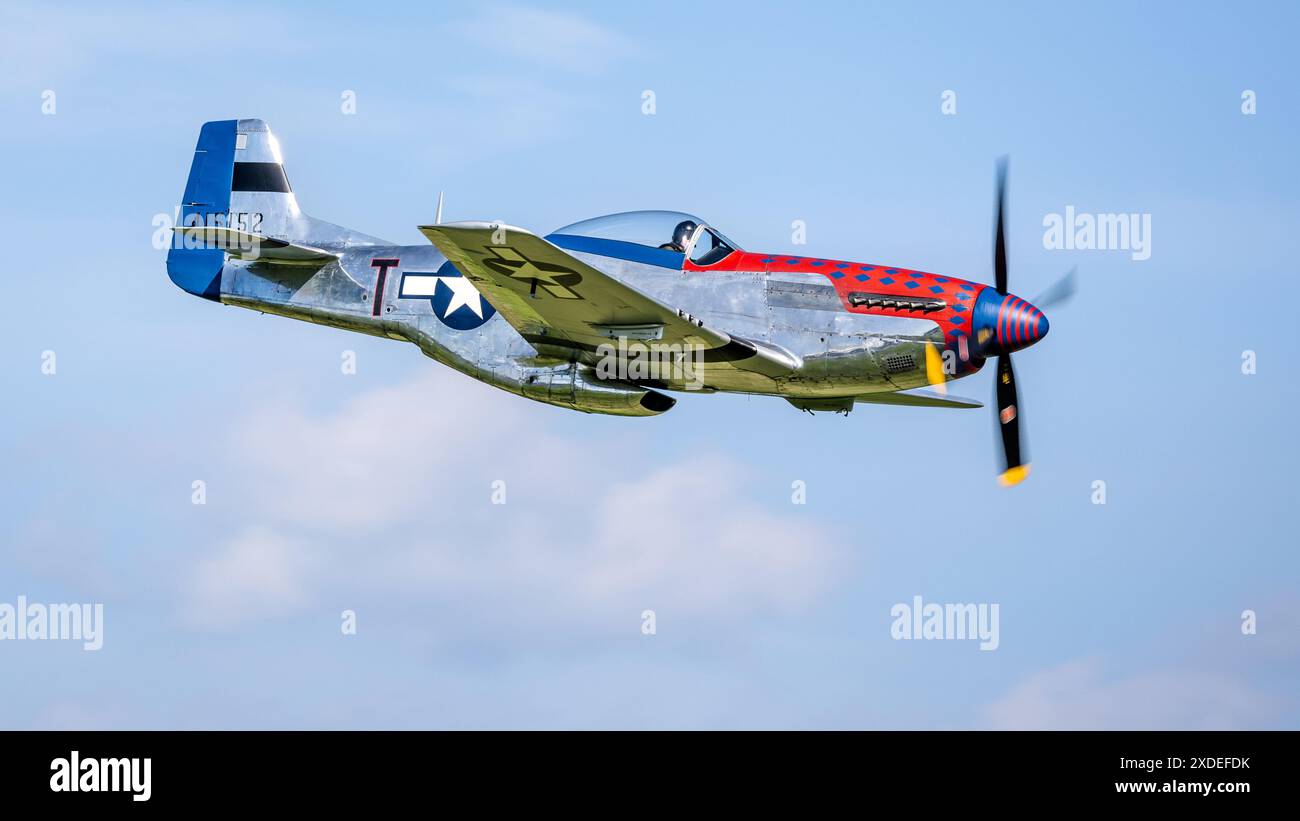 1944 North American P-51D Mustang 'Jersey Jerk' aéroporté au salon aéronautique militaire tenu à Shuttleworth le 2 juin 2024. Banque D'Images