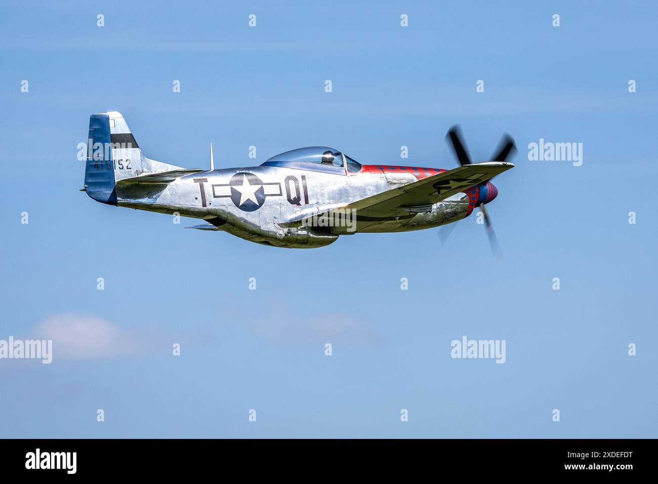 1944 North American P-51D Mustang 'Jersey Jerk' aéroporté au salon aéronautique militaire tenu à Shuttleworth le 2 juin 2024. Banque D'Images