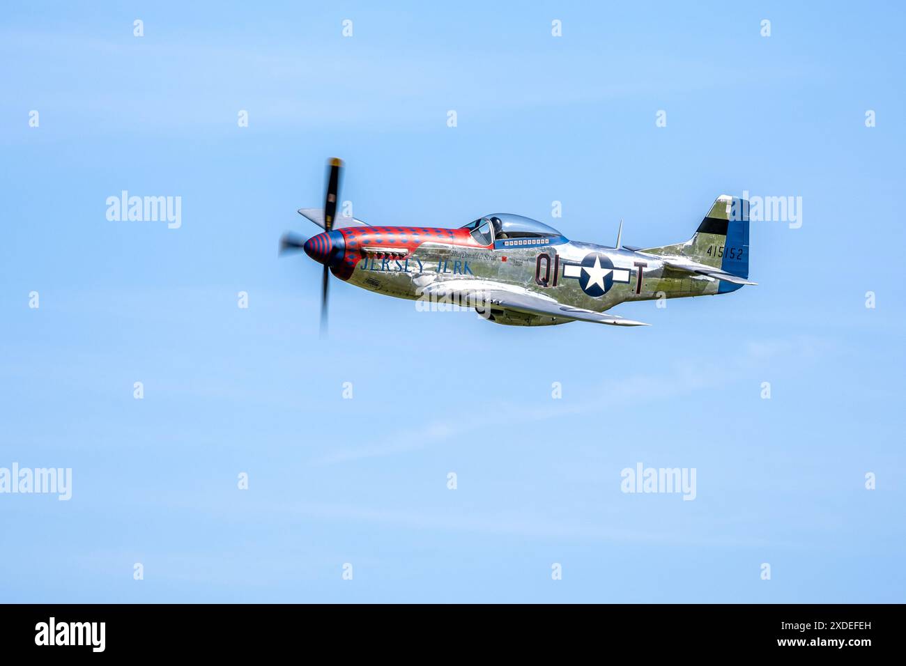 1944 North American P-51D Mustang 'Jersey Jerk' aéroporté au salon aéronautique militaire tenu à Shuttleworth le 2 juin 2024. Banque D'Images