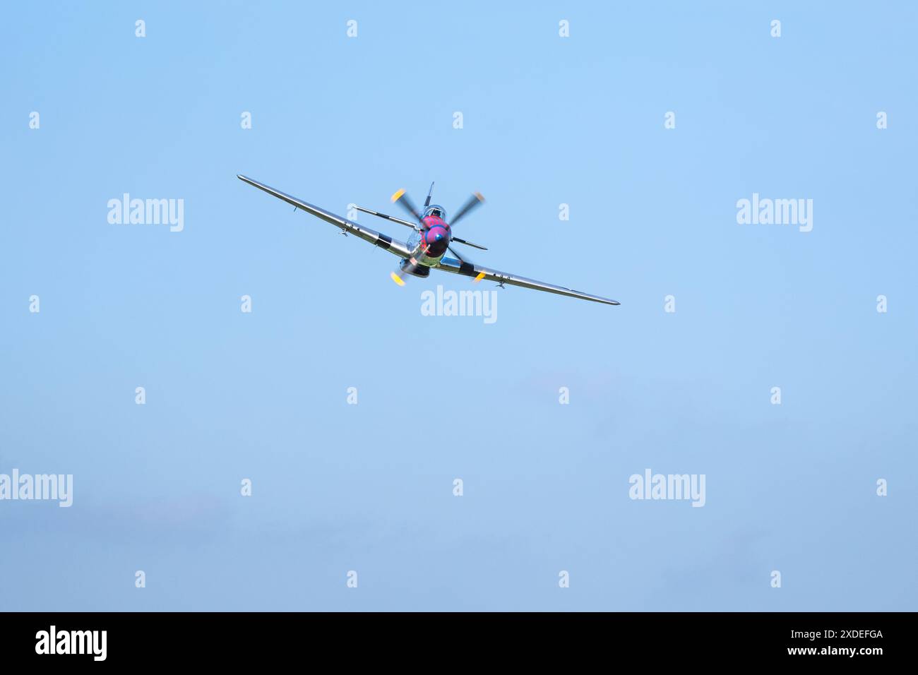 1944 North American P-51D Mustang 'Jersey Jerk' aéroporté au salon aéronautique militaire tenu à Shuttleworth le 2 juin 2024. Banque D'Images