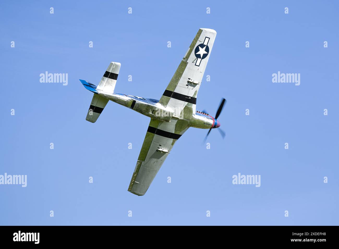 1944 North American P-51D Mustang 'Jersey Jerk' aéroporté au salon aéronautique militaire tenu à Shuttleworth le 2 juin 2024. Banque D'Images
