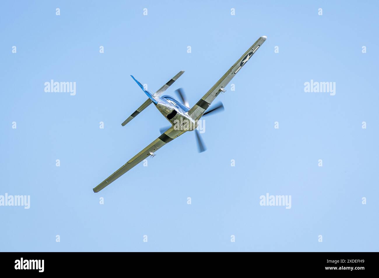 1944 North American P-51D Mustang 'Jersey Jerk' aéroporté au salon aéronautique militaire tenu à Shuttleworth le 2 juin 2024. Banque D'Images