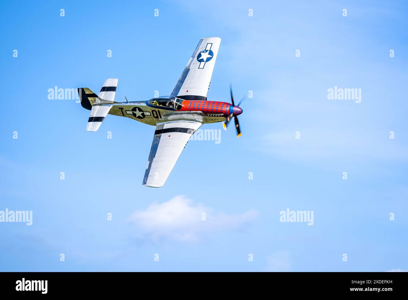 1944 North American P-51D Mustang 'Jersey Jerk' aéroporté au salon aéronautique militaire tenu à Shuttleworth le 2 juin 2024. Banque D'Images