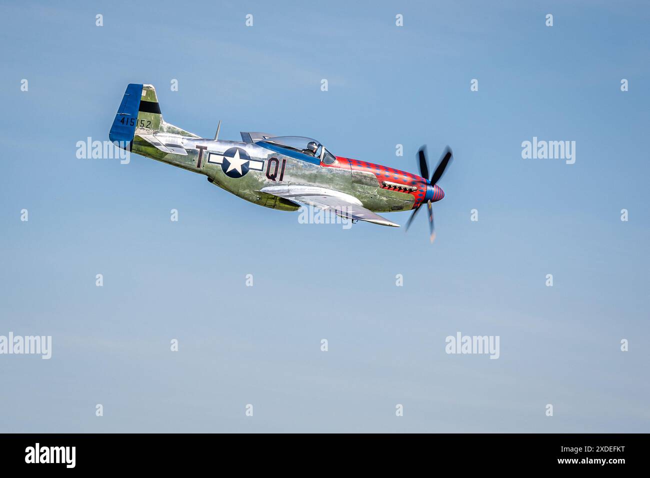 1944 North American P-51D Mustang 'Jersey Jerk' aéroporté au salon aéronautique militaire tenu à Shuttleworth le 2 juin 2024. Banque D'Images