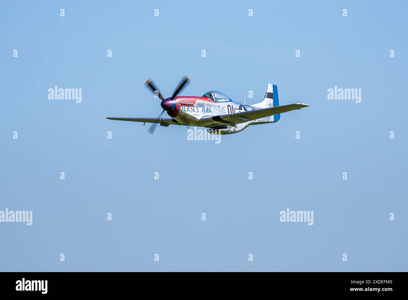 1944 North American P-51D Mustang 'Jersey Jerk' aéroporté au salon aéronautique militaire tenu à Shuttleworth le 2 juin 2024. Banque D'Images
